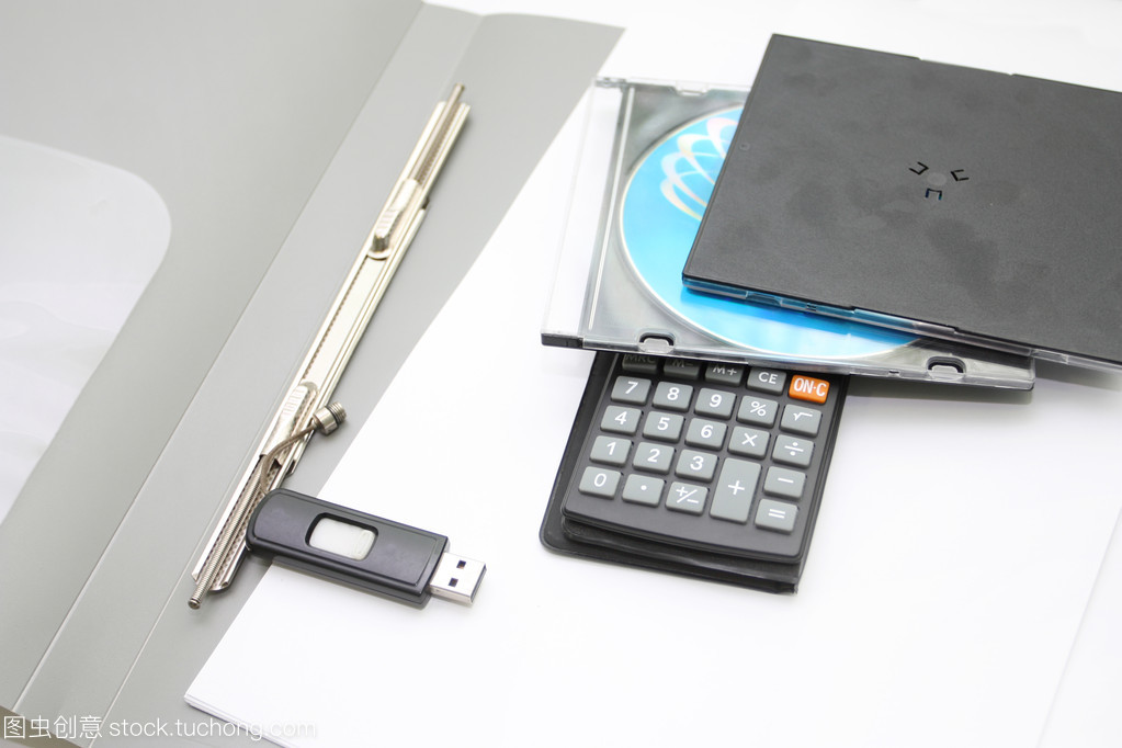 简约高效 白色背景下的办公用品与数码产品之美